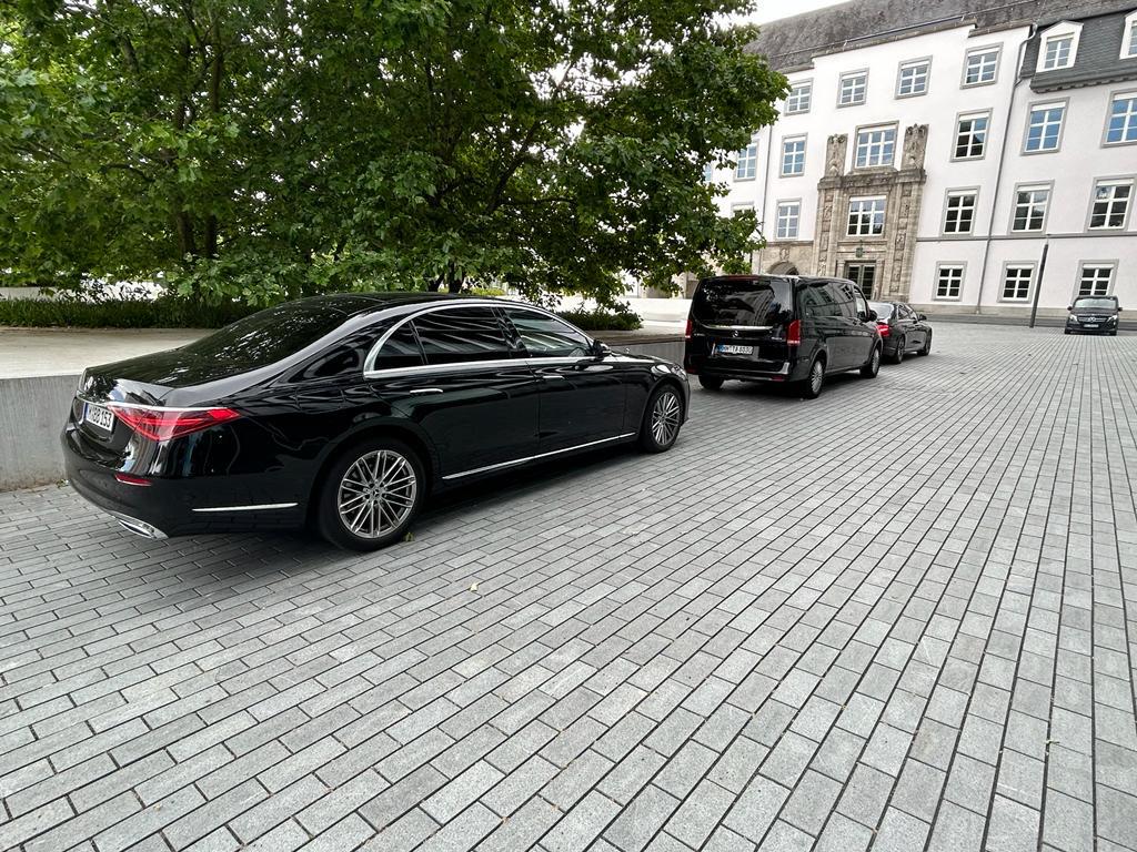 Schwarze Limousine von Royal Drivers Service